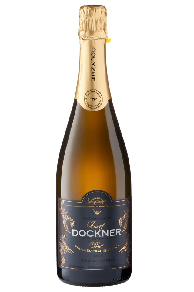 Freigestellte Sektflasche Brut Große Reserve mit goldener Kapsel vor weißem Hintergrund