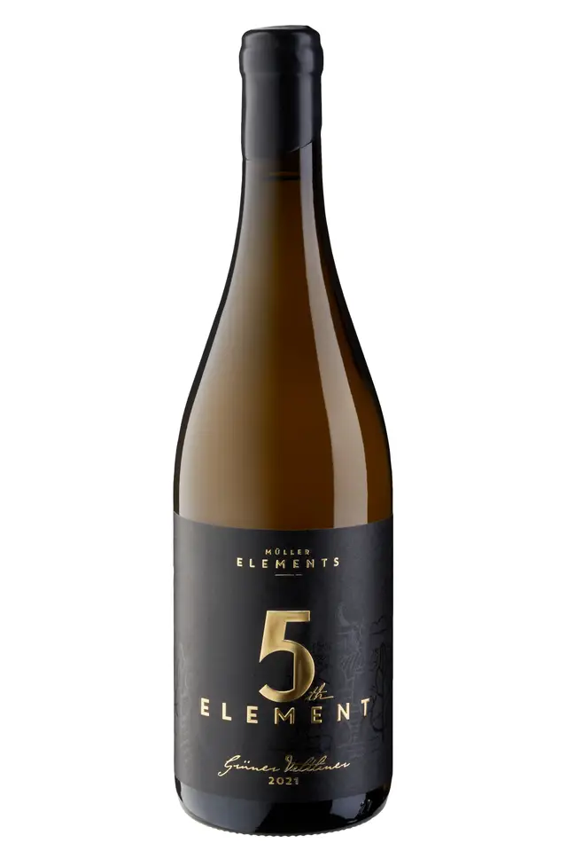Freigestellte Flasche Grüner Veltliner mit schwarz-goldenem Etikett vor weißem Hintergrund