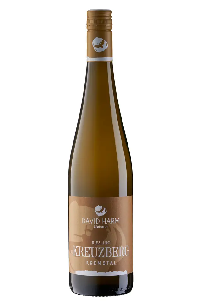 Freigestellte Rieslingflasche mit sandfarbenem Etikett aus dem Kremstal vor weißem Hintergrund