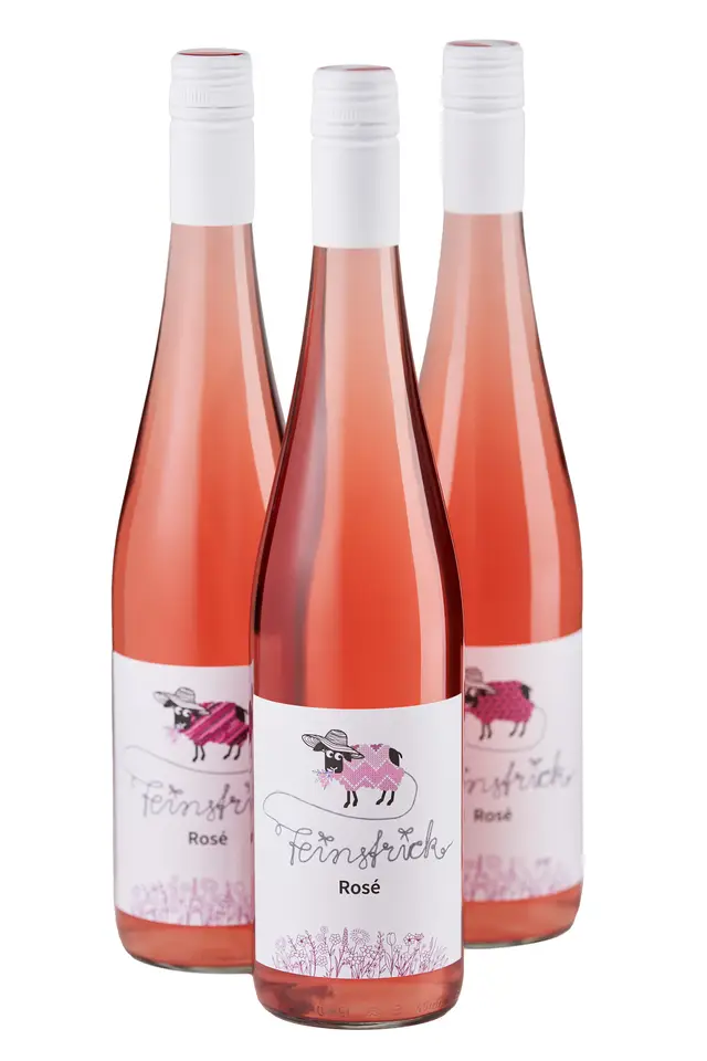 Drei freigestellte Rosé-Flaschen mit verspieltem Schaf-Etikett vor weißem Hintergrund für den Webshop