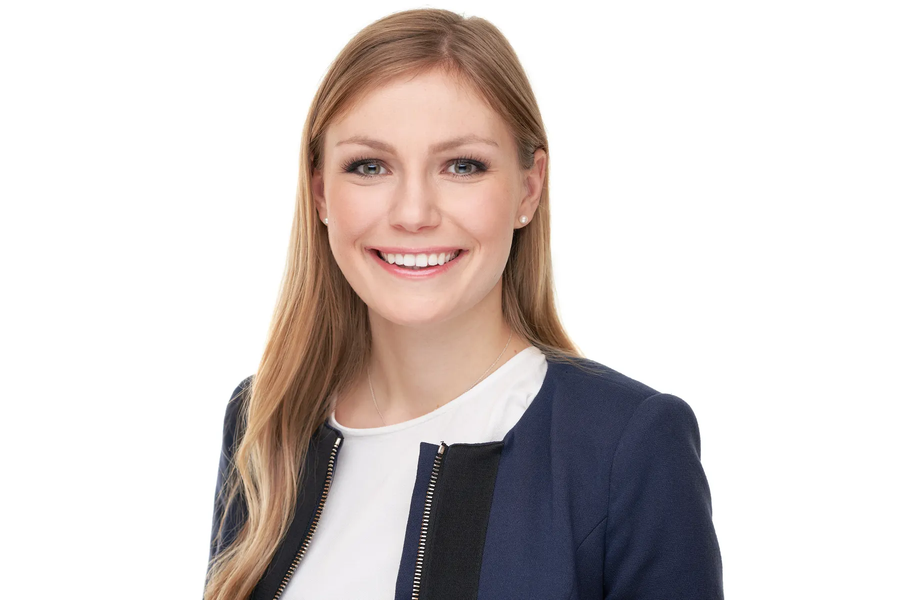 Strahlend lächelnde junge Frau mit langen blonden Haaren im dunkelblauen Blazer, Bewerbungsfoto vor weißem Studiohintergrund