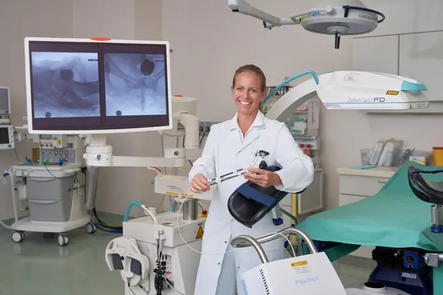 Ärztin-Portrait im Behandlungsraum der Strahlentherapie, umgeben von moderner Medizintechnik