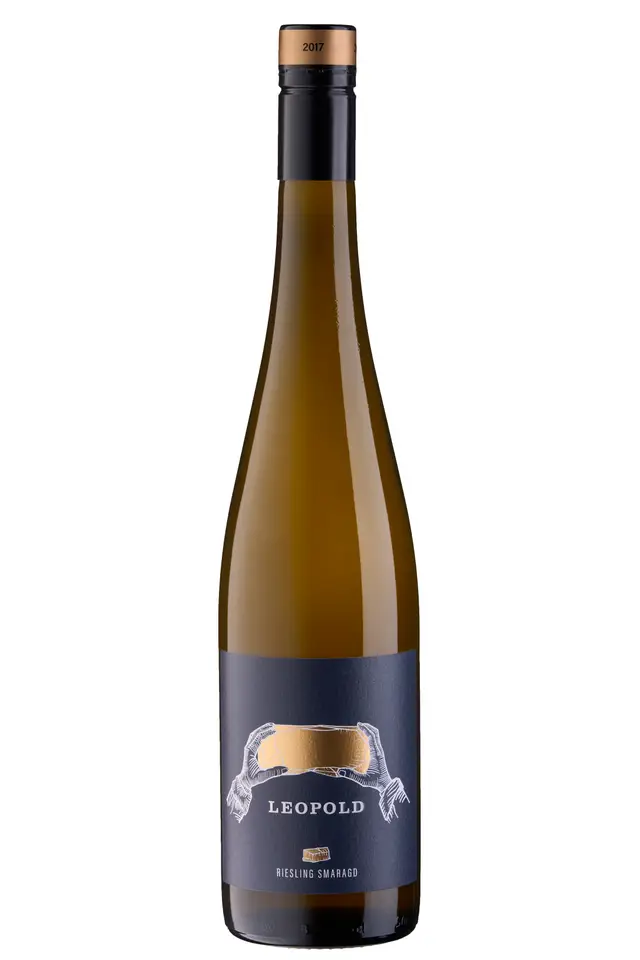 Freigestellte Flasche Riesling Smaragd aus der Wachau mit dunklem Etikett vor weißem Hintergrund