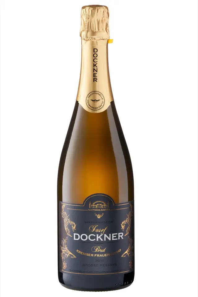 Elegante Sektflasche mit goldener Folie vor weißem Hintergrund, klassische Produktaufnahme einer Sektmanufaktur