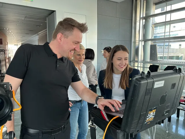 Philipp Monihart bespricht lachend die Aufnahmen mit einer Kundin