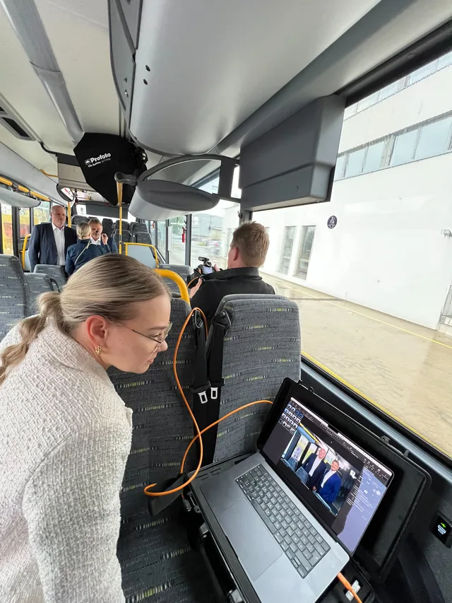 Fotoshooting mit mobilem Equipment im Bus