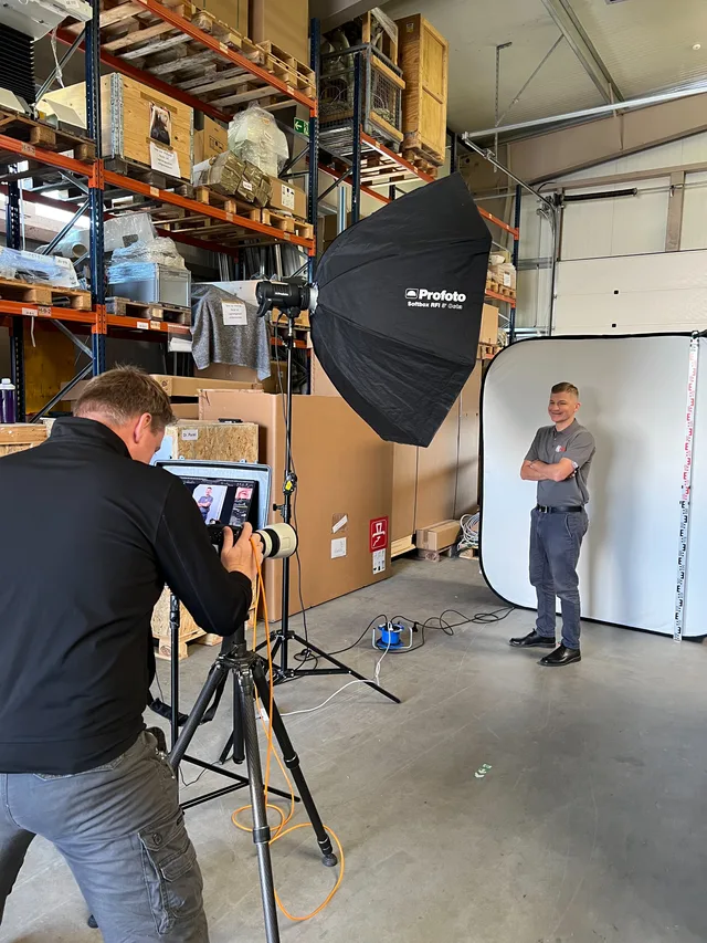 Business-Portrait-Shooting vor Ort in einer Lagerhalle