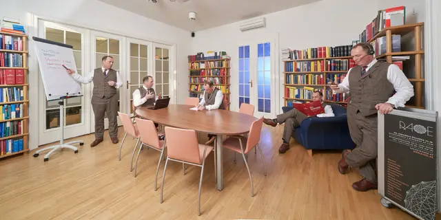 Derselbe Mann im Tweedanzug fünfmal in einer Kanzleibibliothek, humorvolle Klon-Bildkomposition