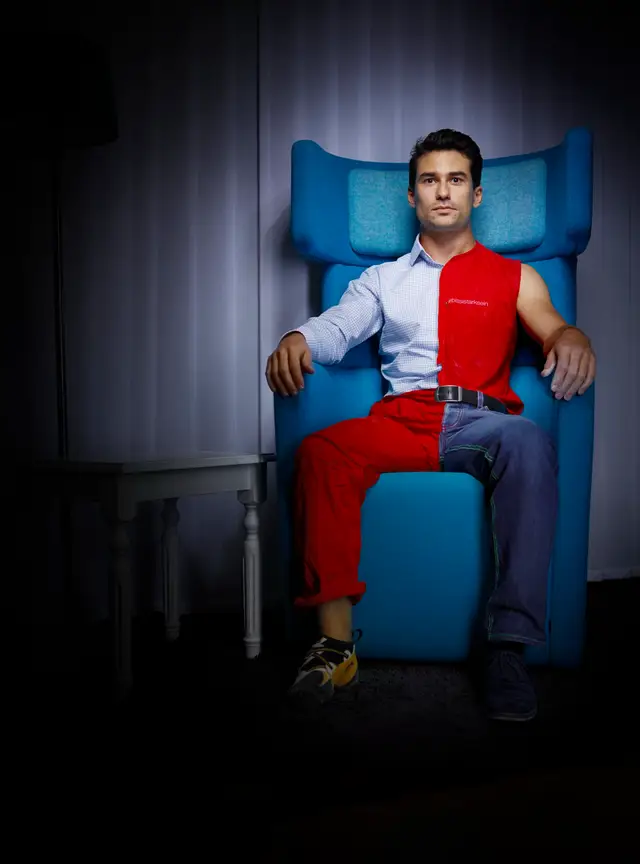 Mann im blauen Sessel, halb im Businesshemd, halb im Kletteroutfit, Bildkomposition über zwei Lebenswelten