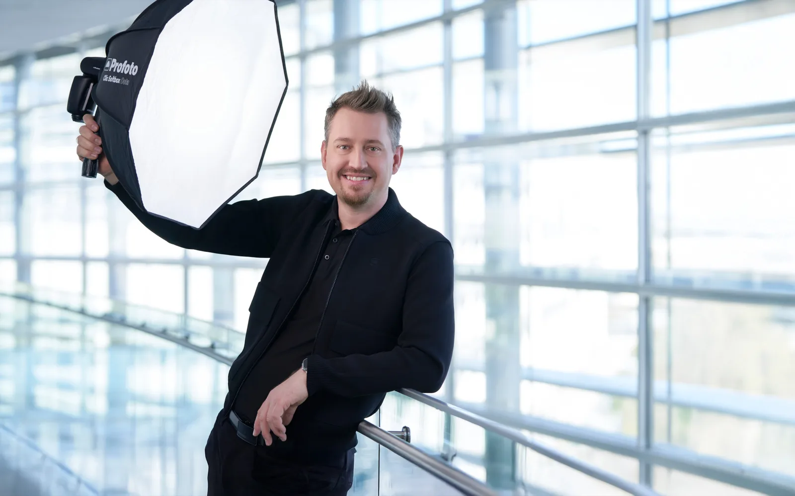 Philipp Monihart mit Lichtformer bei einem Shooting