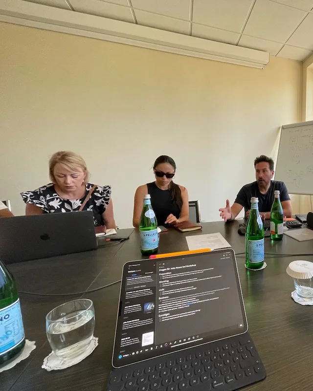 Vorbereitungsbesprechung während eines Fotografie-Workshops