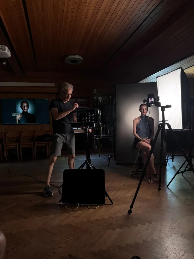 Workshop-Situation mit Lichtaufbau und Model bei einem Portrait-Shooting