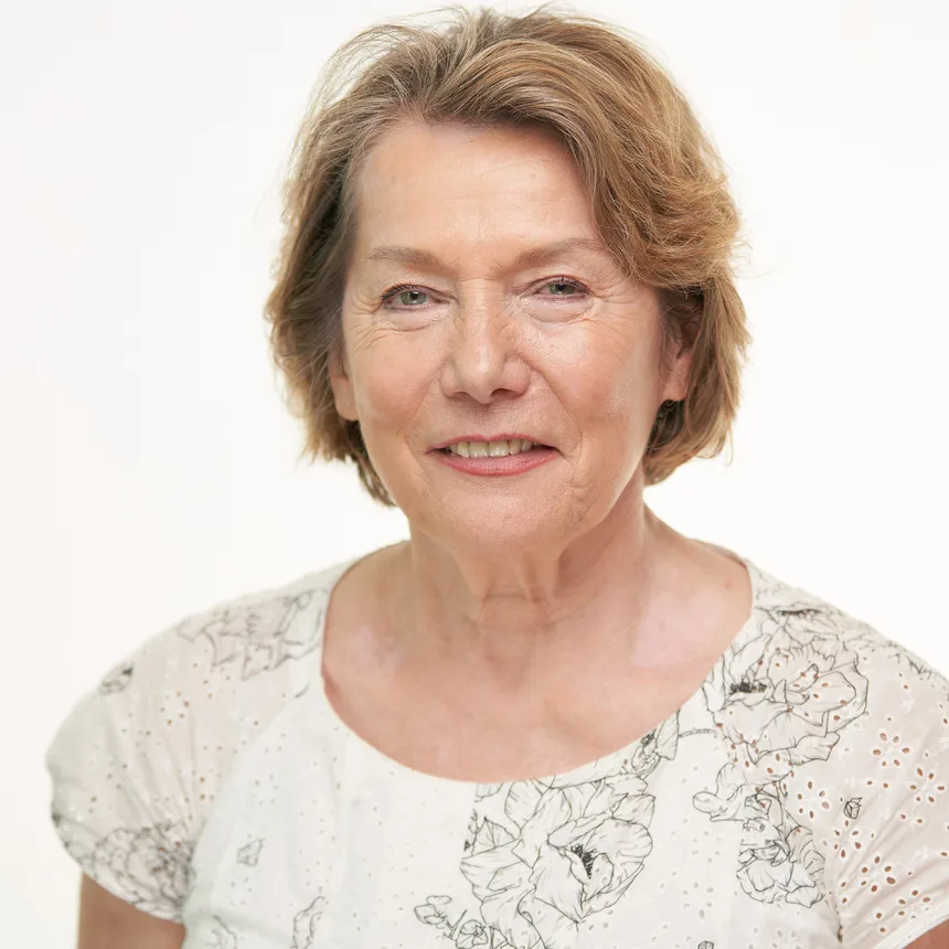 Portrait einer Frau vor der Maske, unbearbeitet, glänzende Stirn und ungleichmäßiger Hautton