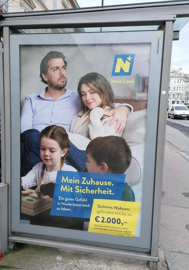 Citylight-Plakat mit einem von Philipp Monihart fotografierten Kampagnenmotiv